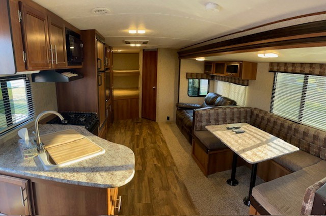 2017 Avenger 30ft Camper with Bunks in Travel Trailers & Campers in New Glasgow - Image 4