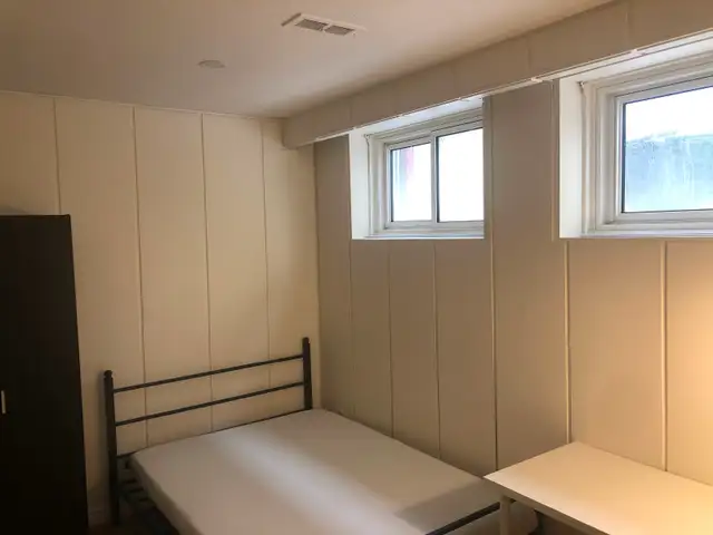 VERY BRIGHT ROOM STEELES-BATHURST SHARES WASHROOM WITH 1 GUY