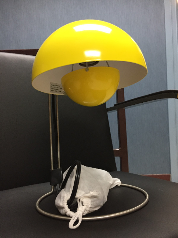 Yellow Desk Lamp - Minimalist Table Light Designer Style dans Éclairage intérieur et plafonniers  à Longueuil/Rive Sud - Image 2