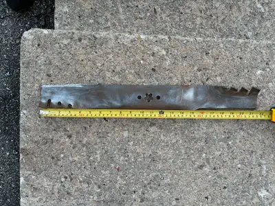 Brand new never used. 21.5 inch x 2.5 inch Mulching lawn mower blade 5802440. Fits many Husqvarna, C...