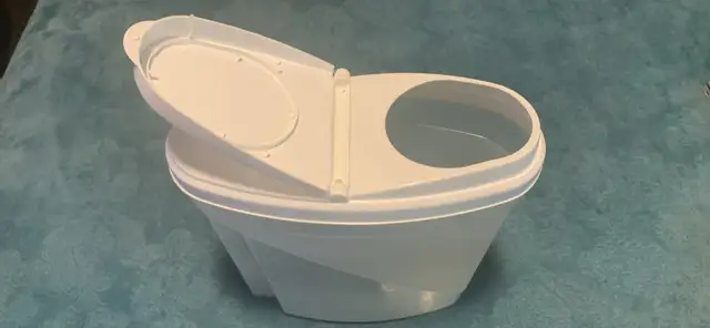 New- 4.8 litre Plastic Container 449689142155683840