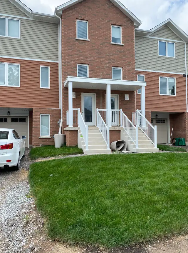 BRIGHT 1 BED/BATCHELOR GROUND FLOOR UNIT| WALKOUT YARD | WELLAND