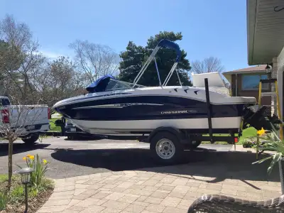 For sale is a Chaparral H20 model 2014, a sleek bowrider in great condition, perfect for watersports...