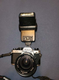 Caméra argentique Nikon F2 et accessoires.