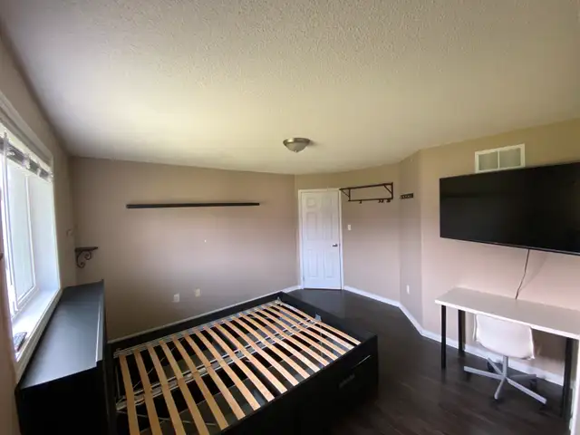 Room for Rent -North Barrie near RVH. Private bath also avail.62863327856003124