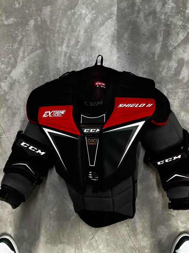 Men’s pro hockey goalie CCM chest protector and pants in Hockey in Guelph - Image 2