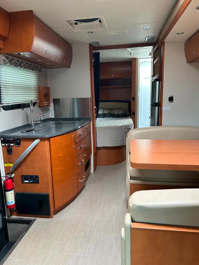 Leisure Travel Van Unity U24CB 2016 in RVs & Motorhomes in Granby - Image 4