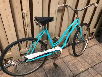 Antique bike, works well, very light, 26 inch wheel, coaster brake (pedal brake), vélo antique.