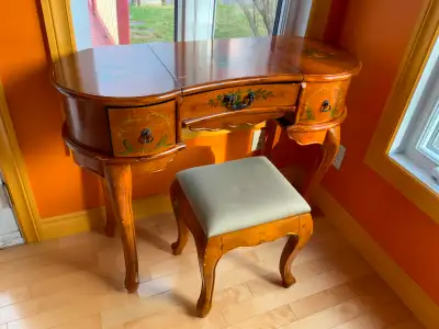 Coiffeuse de style Louis XV aux lignes galbées et pieds cambrés. 1930-1950. Orné de motifs floraux e...