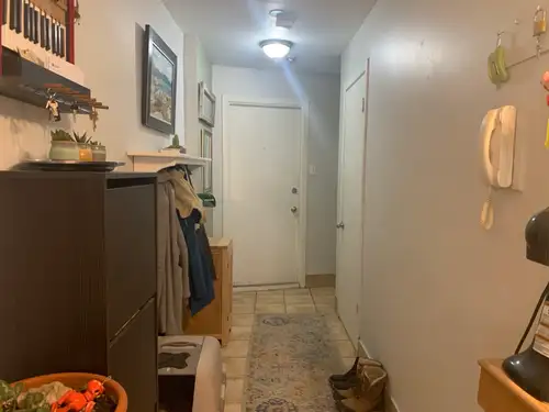 Les peintres viennent de finir de repeindre l’appartement Nous livrons que des appartements propres...