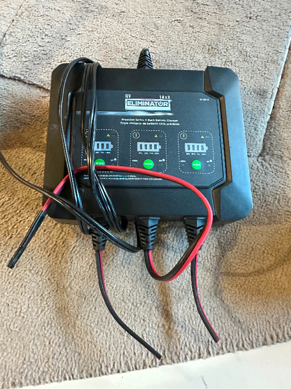 3 bank Battery charger for boat in Other in Oshawa / Durham Region