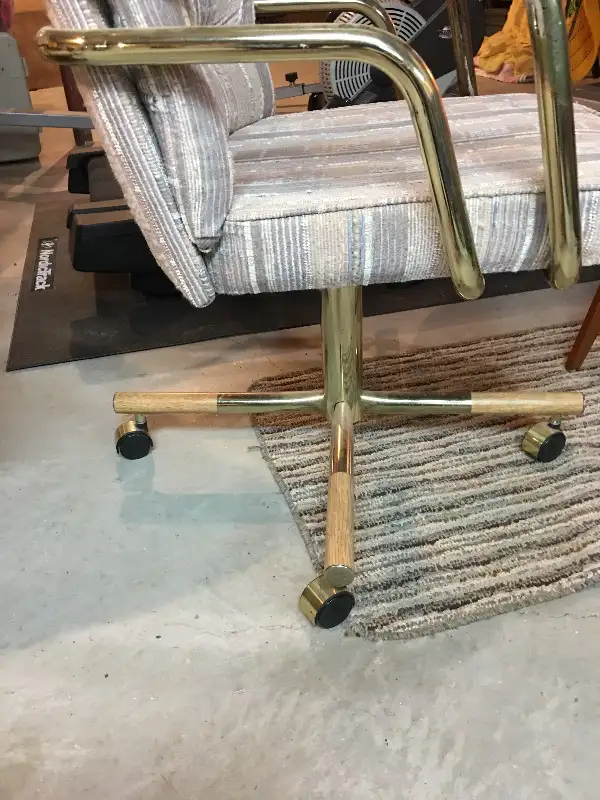 NEW PRICE -- -- Swivel Arm Chair in Chairs & Recliners in Napanee - Image 4