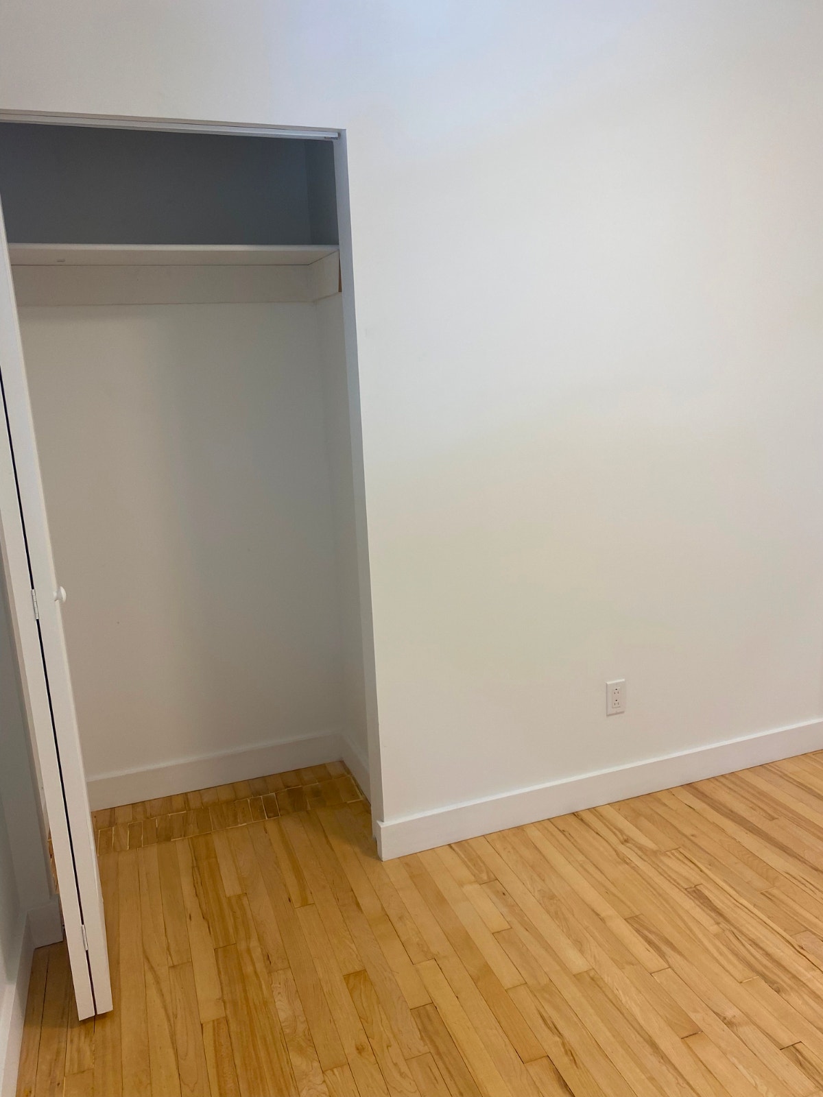 FULLY RENOVATED 2 BEDROOM 1 BATHROOM WATERFRONT APARTMENT — photo 3