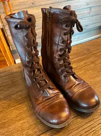Cute women's boots, size 8, like new.