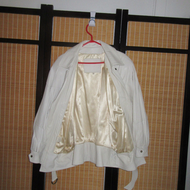 Très beau manteau de cuir blanc dans Femmes - Hauts et vêtements d'extérieur  à Victoriaville - Image 3