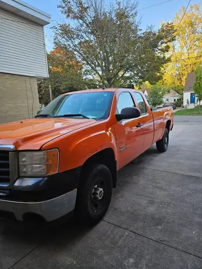 Selling 2008 gmc 2500 diesel 6.6L long box** Has small fuel leak Asking $4800 or best offer as is