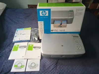 Imprimante HP PSC 1610 3-en-1. Vient avec manuels, câbles, CDs d'installation et boîte. L'imprimante...