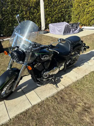 À vendre, une superbe Kawasaki Vulcan 900cc de 2015, avec seulement 22 000 km au compteur, en excell...
