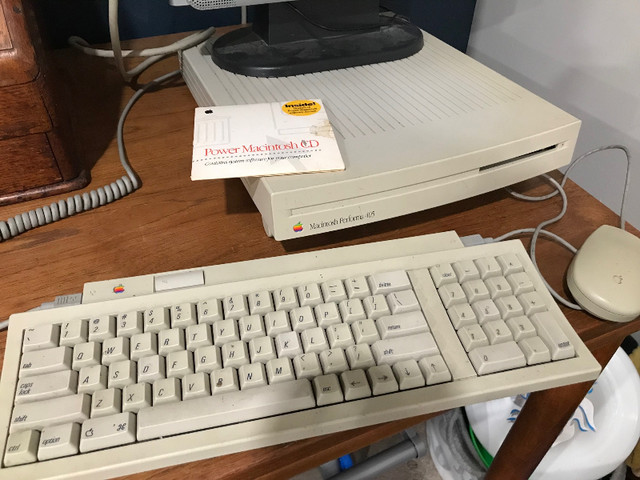 Working Vintage Apple Macintosh Performa 405 in Desktop Computers in Brantford