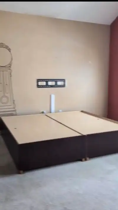 King size box bed for sale in Brampton, can be split into 2 box bed , Pickup sandalwood & Chinguacou...