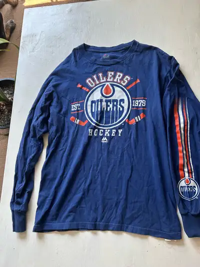 Show off your team spirit with this Majestic Oilers long sleeve shirt, perfect for any die-hard fan!...