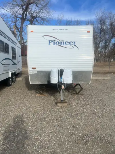 Seling 2005 camper trailer 21ft light weight 1/2ton truck pool is in mint condition for years everyt...