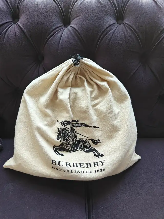Burberry Haymarket bag Used in Women's - Bags & Wallets in Markham / York Region - Image 6