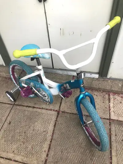 Vélo /bike de fille roues 16po avec 2 roues d'entraînement, View more