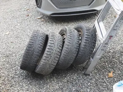 Pneus Nokian Nordman 7 175 / 65 R 15 (88 T XL) sur jante, usagés peut-être encore bon pour un hiver.