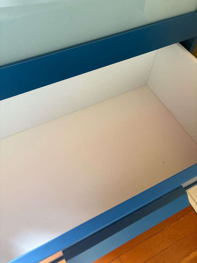 commode 3 tiroirs bleue dans Commodes et armoires  à Ville de Québec - Image 2