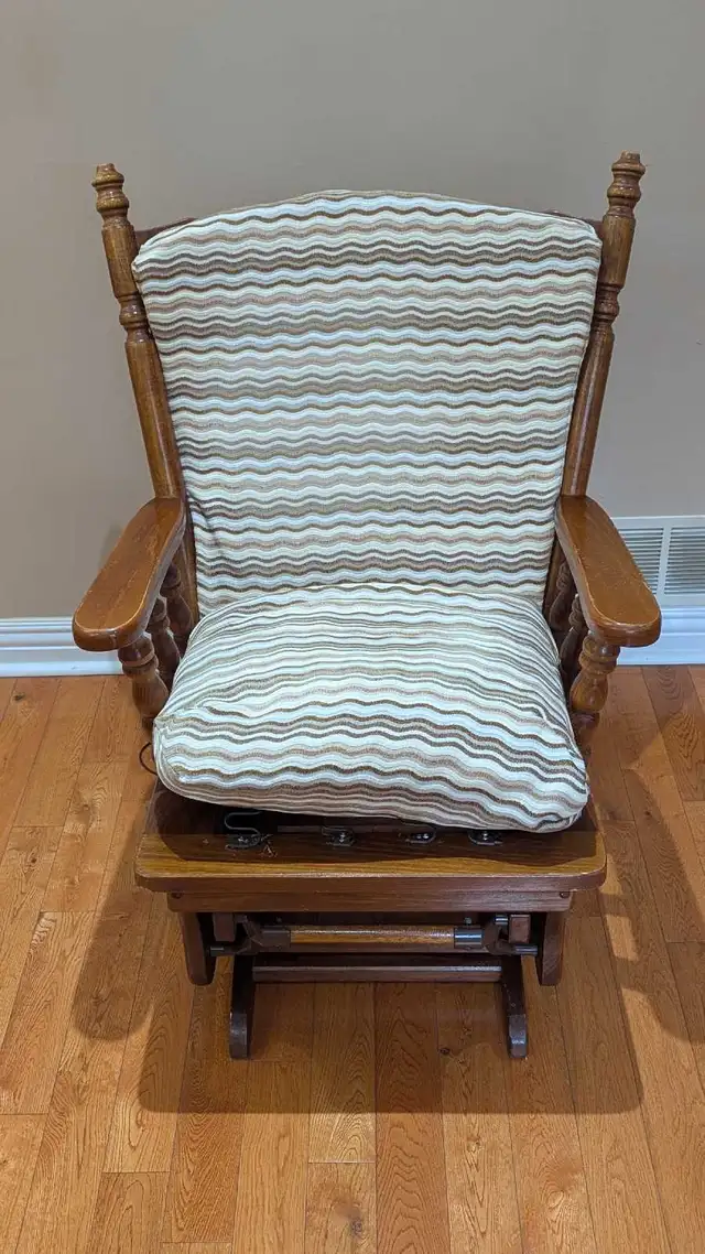 Glider Rocking Chair in Chairs & Recliners in City of Toronto - Image 2