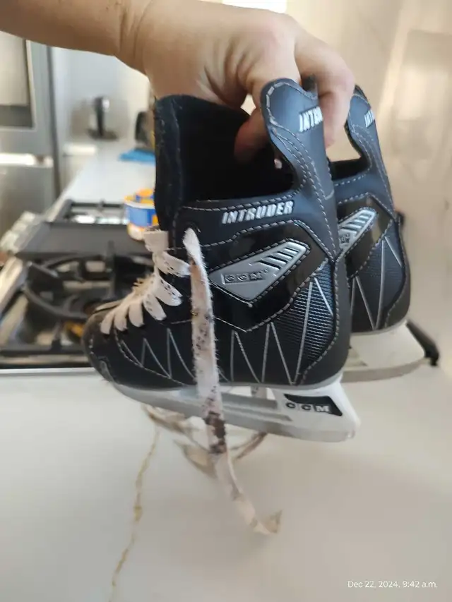 boys' skates size 10 J in Skates & Blades in Oakville / Halton Region - Image 7