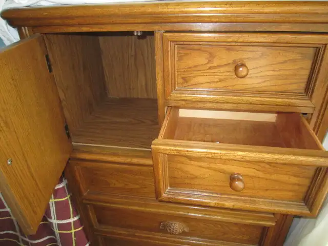Oak Chest of Drawers in Dressers & Wardrobes in City of Toronto - Image 4