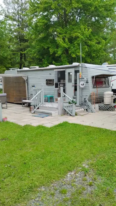 Terrain saison mai à octobre inclus avec 3 services. Sur place ⛽ dépanneur, propane. Piscine et espa...