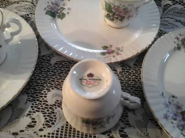 BONE CHINA CUPS & DESSERT PLATES Set/6 -VIOLETS, ROYAL WINDSOR63804732419843122