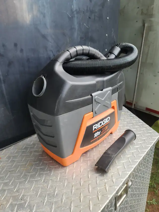 RIDGID 11L (3 Gal.) 18-Volt Cordless Wet/Dry Shop Vacuum W Extra in Power Tools in Windsor Region - Image 4