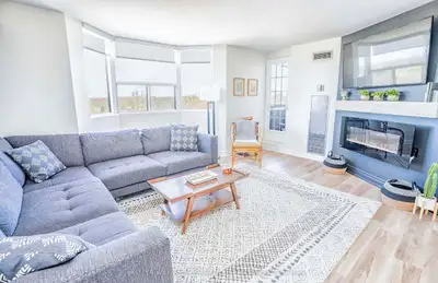 All Includive 3 Bedrooms, 2 Bathrooms, 2 Parking on Lakeshore