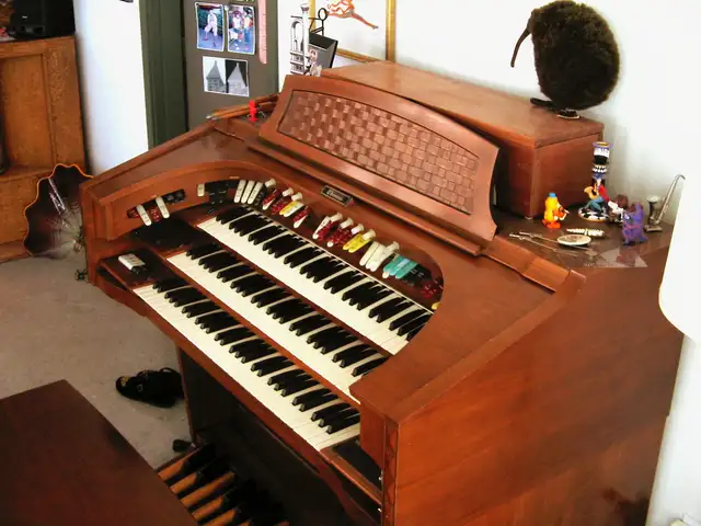*MINT! CONDITION* THOMAS DIGITAL ORGAN in Pianos & Keyboards in Edmonton - Image 2