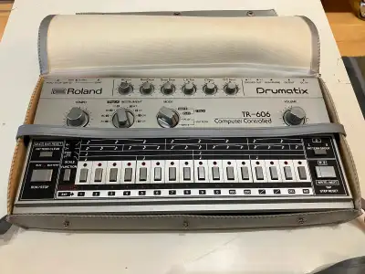 Roland TR-606 analog drum machine w/ carry case, box and manual, View more