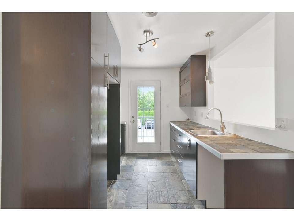 Grand condo 4 1/2 à louer à Brossard 4