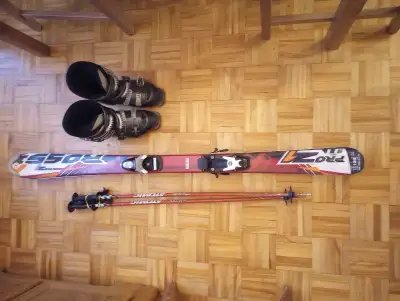 Ensemble de ski alpin pour enfant : - Skis Rossignol de 130 cm de longueur - Bottes Rossignol de 274...