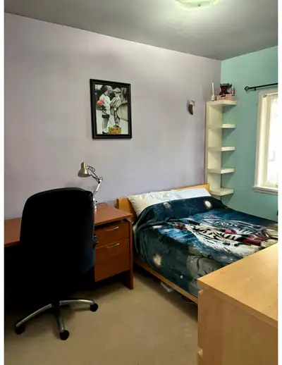 Cozy Private Queen Bedroom - Skytrain/Buses Ideal for Female Student Spacious upstairs private room...