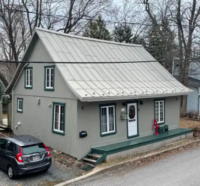 Belle maison datant de 1845 avec un cachet d'autrefois dans le vieux village de Boucherville. La mai...