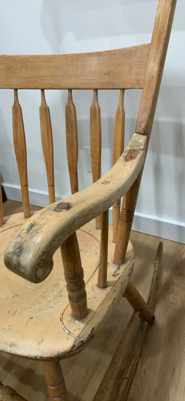 Antique Arrowback Windsor Rocking Chair Boston Rocker Primitive in Chairs & Recliners in Ottawa - Image 7