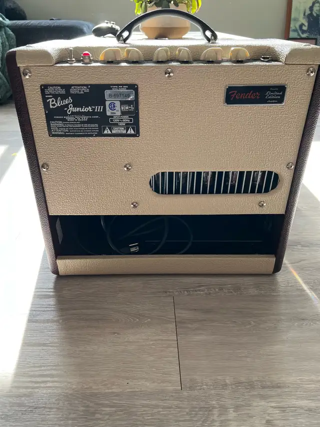 Fender Blues Junior III limited edition “Bordeaux”  guitar amp in Amps & Pedals in Edmonton - Image 7