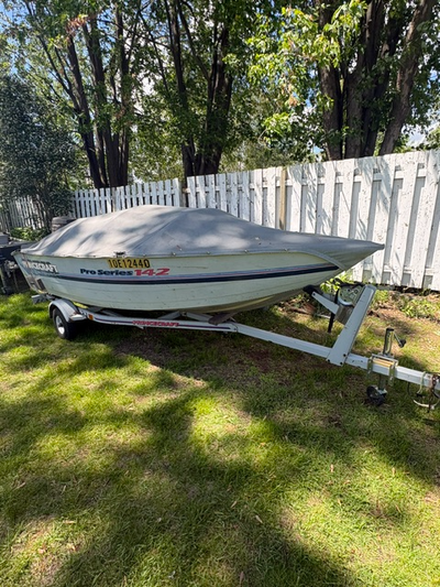 Bateau Princecraft Super Pro 142 avec moteur Evinrude 50hp 2 temps qui fonctionne très bien. Planche...