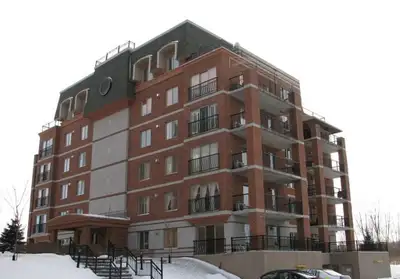 Situé à 2 pas du Carrefour Laval et des Cours Cosmopolis. Grand condo de coin à air ouverte de 1040...