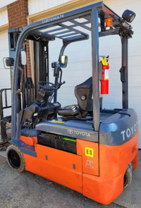 LOW HOUR Toyota forklift