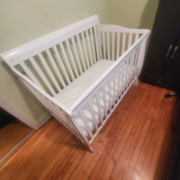 Adjustable baby crib  look new