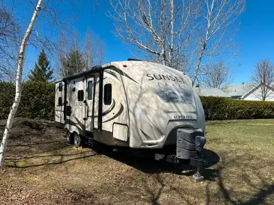 Découvrez cette roulotte Sunset Trail 240BH 2016, parfaite pour vos aventures en plein air! Étant do...